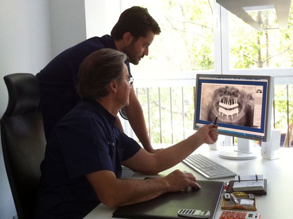 Clínica Dental Ángel Ortega dentistas analizando radiografía