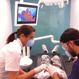 Clínica Dental Ángel Ortega revisando niño
